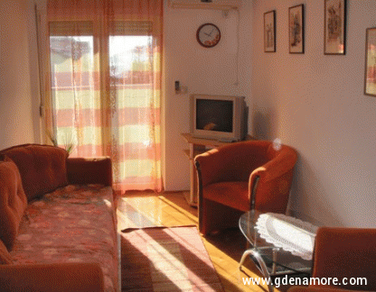Jednosoban apartman u Igalu 100m od mora, alojamiento privado en Igalo, Montenegro - dnevna soba